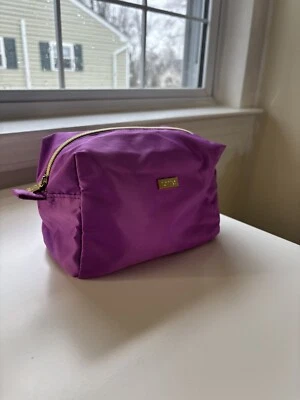 TARTE | Bolsa de Maquillaje Púrpura Cremallera Dorada y Logo Tamaño Mediano  Foto 1 de 4