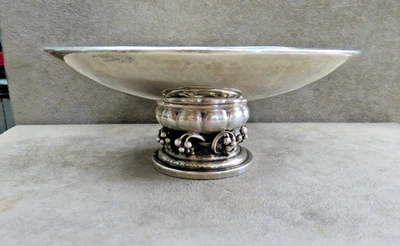 Plato con patas de tazza de uva de plata esterlina Georg Jensen, 296E FIRMADO, 6" DIAM 285gr Foto 1 de 4