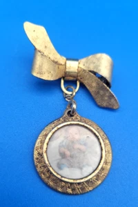 Spilla quadro ritratto famiglia/bambino circolare tono oro vintage con fiocco - Foto 1 di 4