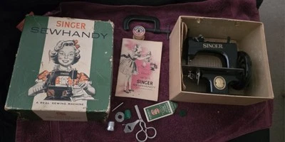 SINGER BLACKSIDE MODEL 20 SEWHANDY CHILDS TOY SEWING MACHINE  - Image 1 of 4