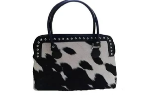 Bolso de Mano de Piel de Vaca en Blanco y Negro con Tachuelas de Metal de Un Lado - Imagen 1 de 5
