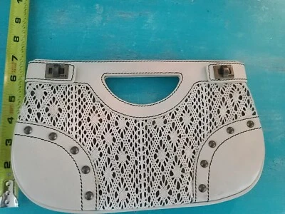 Bolsa Clutch Rafē Couro Marfim Rebites de Crochê Boho Rafe Nova York  - Imagem 1 de 4