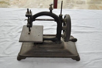  machine à coudre ancienne jouet en fonte  - Photo 1/2
