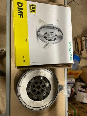 Dual Mass Flywheel DMF (w/ bolts) fits RENAULT SCENIC Mk2 1.9D 03 to 09 LuK New - Image 1 of 4