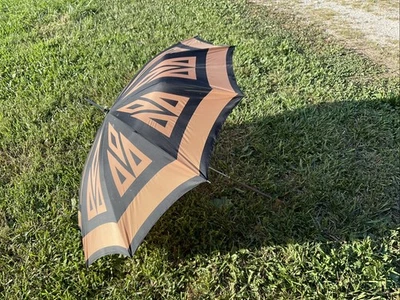 Sombrilla para mujer negro y dorado 34 pulgadas asas metálicas Foto 1 de 4