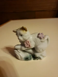 Gato/gatito vintage de porcelana con flores - Imagen 1 de 6