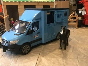 Bruder 1:16 Mercedes-Benz Sprinter Horse Transporter + Horse. - Picture 1 of 11