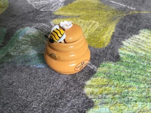 Honigtopf mit Honiglöffel Bienenstockoptik Keramik Honig Honigheber Honigdose  - Bild 1 von 4