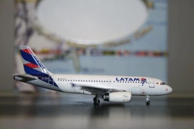 Aeroclassics 1:400 LATAM Airbus A319-100 HC-CPZ Die-Cast Model Plane - Image 1 of 4