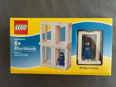 LEGO Minifigure Presentation Boxes 850423 with Blue Benny Space Man Astronaut - Image 1 of 2