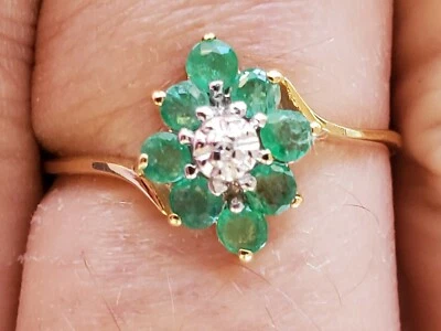 Anillo con racimo de diamantes y corte redondo natural esmeralda de oro amarillo macizo de 10 quilates  Foto 1 de 4