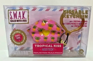 S.W.A.K. Sealed With A Kiss ~ Tropical Kiss ~ Sound Schlüsselanhänger ~ Serie 1 ~ Neu in Verpackung - Bild 1 von 5