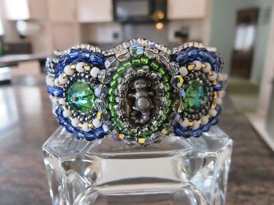Brazalete con Cuentas con Mono Marino Peltre y Cristales Facetados Verdes y Azules  Foto 1 de 4