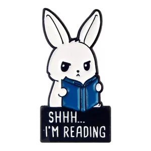 Hase Kaninchen Emaille Pin SHHH I'm Reading Modeschmuck Accessoire - Bild 1 von 4