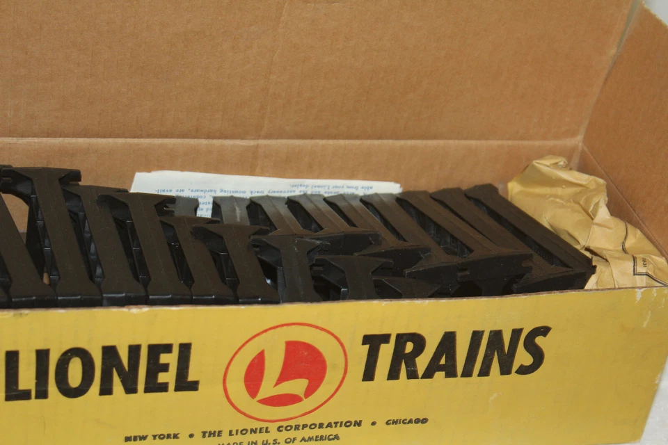 Lionel #110 POSTWAR GRADUATED TRESTLE SET (MISSING PIECES) - Image 1 of 1