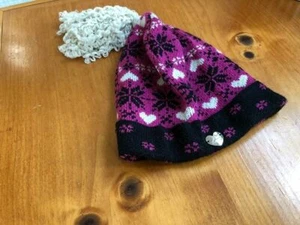 BETSEY JOHNSON BEANIE MÜTZE HERZEN und SCHNEEFLOCKEN GEFALTETE KREMPE NEUHEIT BOMMEL - Bild 1 von 3
