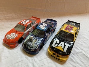 (3) LOTE~GORDON Pepsi Star Wars~STEWART Home Depot~BURTON CAT~1/24 COCHES NASCAR - Imagen 1 de 19