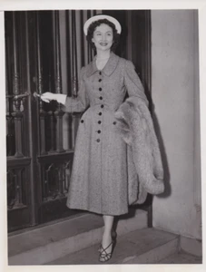 1954 Press Photo Journalist Dorothy Kilgallen Models Ben Zuckerman Designed Coat - Picture 1 of 2