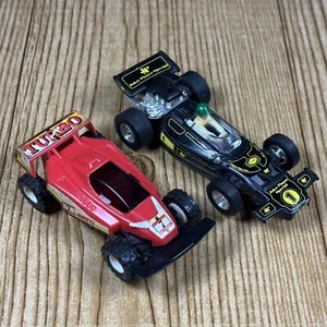 2 Vintage 1979 SpeedTrax Road Racing Slot Cars Yardley F1 McLaren JPS Hong Kong - Foto 1 di 14