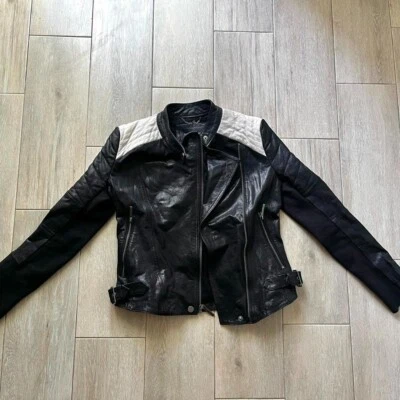 Chaqueta de moto de cuero BCBG MAXAZRIA negra con detalles blancos Foto 1 de 4