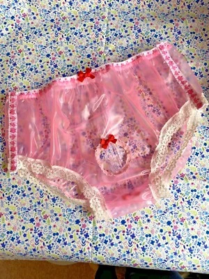 Bragas bailarina pvc rosa Sissy con agujero y espalda apertura bragas ver a través Foto 1 de 4