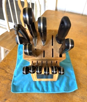 Juego de cuchillos para cubiertos Wolfgang Puck de 12 piezas más almacenamiento de bloques de madera en muy buen estado Foto 1 de 4