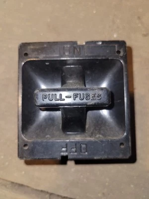 SOPORTE FUSIBLE CUADRADO D SQD sin etiquetar extraíble 2-6/8" ancho 3" largo 1-13/16" profundidad Foto 1 de 2