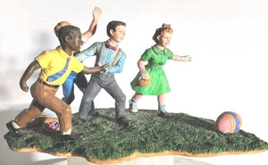 Vintage Ostereiersuche Figur Kinder laufen Resin Figuren und Szene - Bild 1 von 8