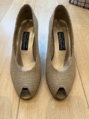 Stuart Weitzman x Russell & Bromley Beige/pewter Woven Material Size 6 Peel Toe - Image 1 of 4