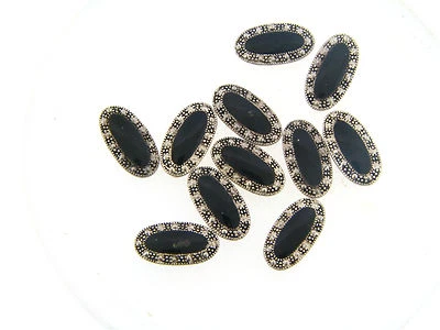 Lote de 2 cuentas vintage victorianas plateadas con esmalte negro aspecto de ónix ornamentado ovalado Foto 1 de 4