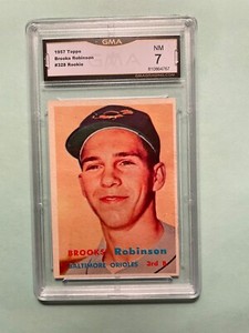 1957 Topps Brooks Robinson #328 - Baltimore Orioles - ROOKIE - HOF - GMA 7 (NM)