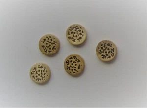 SEWING/KNIT-SCRAPBOOKING BUTTONS 5x 15mm Natural Filigree 2 Hole Coconut Shell - Picture 1 of 1