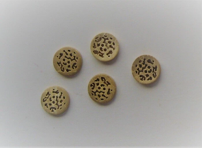 SEWING/KNIT-SCRAPBOOKING BUTTONS 5x 15mm Natural Filigree 2 Hole Coconut Shell - Image 1 of 1