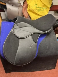 New Thorowgood Synthetic Griffin Cob GP Wide 17” Black Pony Club Saddle - Picture 1 of 6