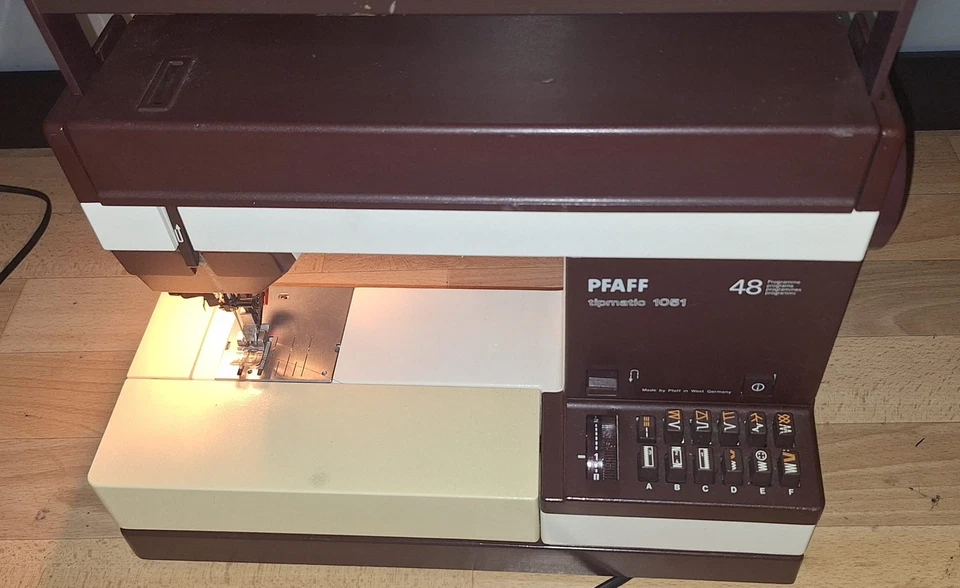 Pfaff tipmatic 1051 Freiarm Flachbett mit IDT Nähmaschine  - Bild 1 von 4