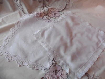 LOT DE 2 MOUCHOIRS POCHETTES DAME BRODERIE DENTELLE MAIN 24X24 CM COTON TRES FIN - Photo 1/4