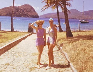 Hermosa Sexy Mujeres Jóvenes 1971 Damas en Trajes de Baño Barcos Foto Original P20m10 - Imagen 1 de 23