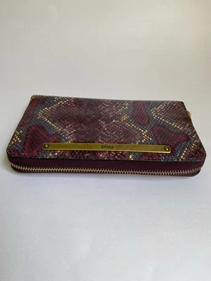 "Cartera sintética de cuero de cabra púrpura fósil con relieve de serpiente cremallera alrededor de 8""" Foto 1 de 4