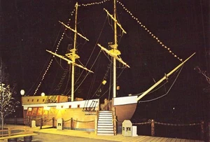 Tarjeta postal nocturna barco pirata parque de atracciones Carowinds 1975 Carolina del Norte 4x6 como nueva - Imagen 1 de 2