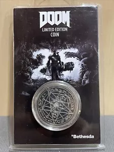 Doom Eternal Edizione Limitata Figura Doomguy Moneta d'Argento Gettone 25° Anniversario - Foto 1 di 2