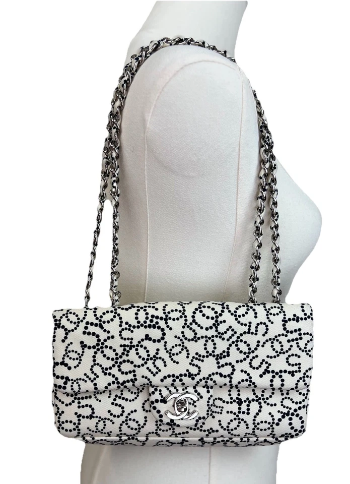 BOLSO CHANEL BY KARL LAGERFELD AÑOS 2000 EDICIÓN LIMITADA LONA PEQUEÑO LOGOTIPO SOLAPA Foto 1 de 4