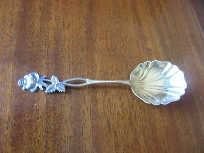 una cuchara de caramelo de plata 813 finlandesa o cáscara de azúcar, mango de rosa y cuenco dorado Foto 1 de 4