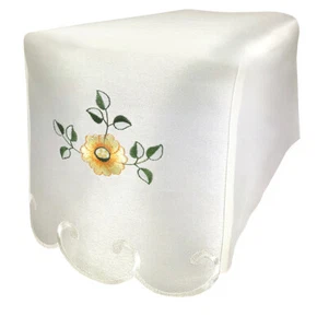 Par bordado floral gorra o silla trasera en crema con borde festoneado - Imagen 1 de 4