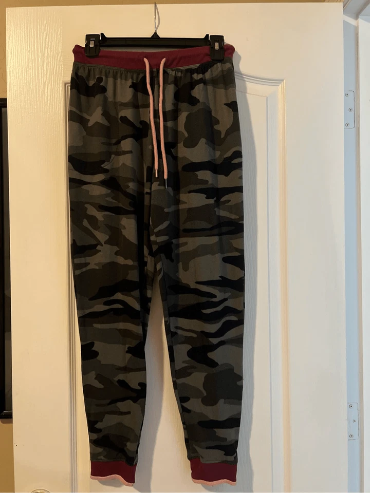 Pantalones de chándal Kensie camuflaje verde y burdeos Foto 1 de 4