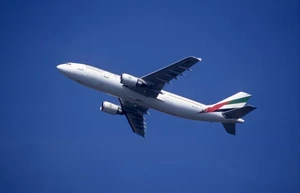 ORIGINAL 35mm Aircraft Slide A6-EKF Emirates AIRBUS 1997 #7447 - Picture 1 of 1
