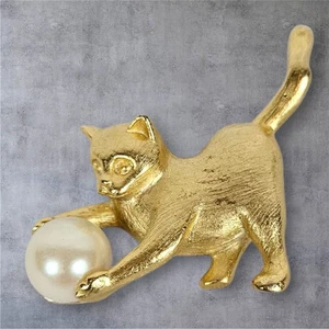 Broche prendedor vintage tono dorado gato gatito jugando con bola de perlas de imitación joyería D113 - Imagen 1 de 5