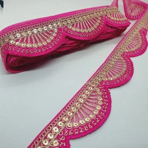 4,5 cm Gold Pailletten CERISE ROSA gewellte Kante ZOPF bestickt Band Borte - Bild 1 von 1