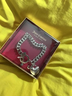 Pulseira Juicy Couture tom prata com berloque de coração - Imagem 1 de 4