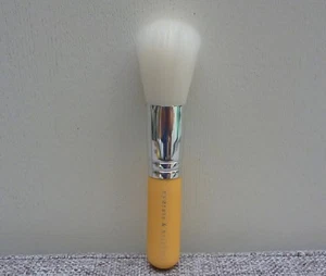 i.d. BARE ESCENTUALS bareMinerals Hydrate & Brighten Powder Brush, Brand NEW! - Imagen 1 de 5
