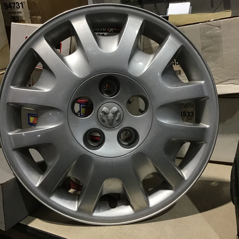 Juego de 4 tapacubos Dodge Caravan 2004-2005 16" cubierta de rueda 8028, P/N 4766336AA Foto 1 de 1